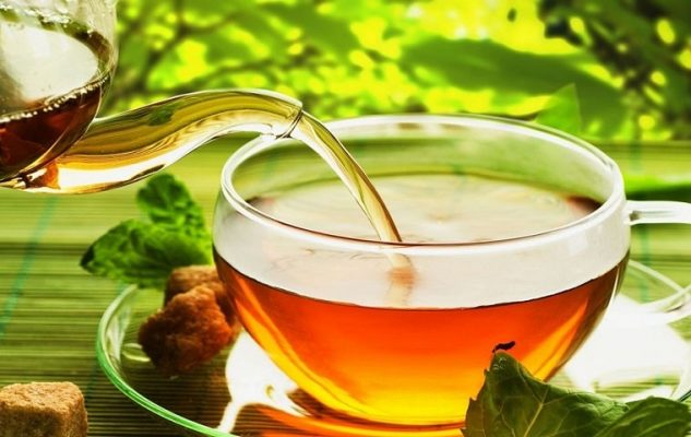 Uống trà thảo mộc có tác dụng mát gan