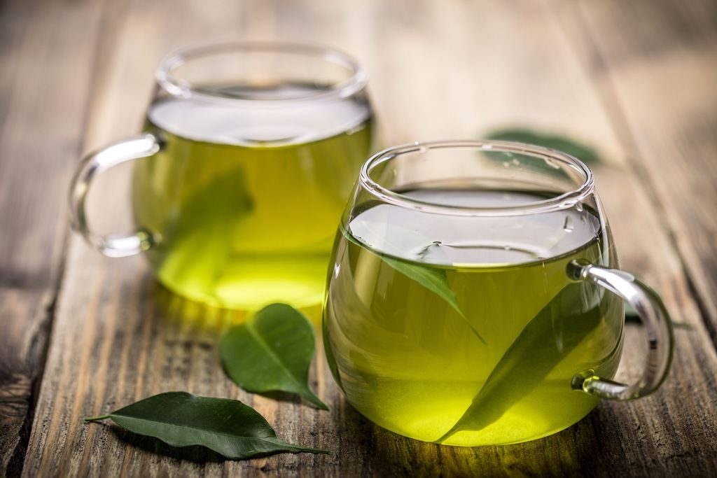 Uống trà xanh là cách giảm mỡ bụng hiệu quả tại nhà
